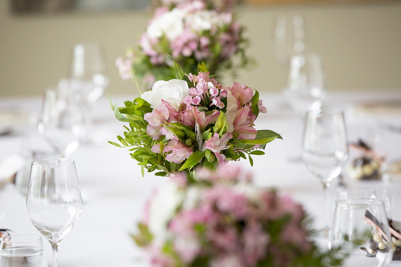 wedding banquet table flower decoration in a restaurant
